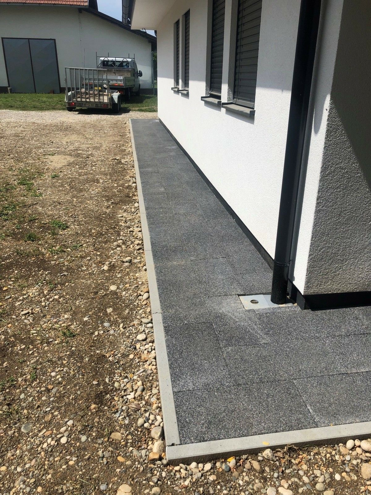 Gránit térburkolat családi ház körül