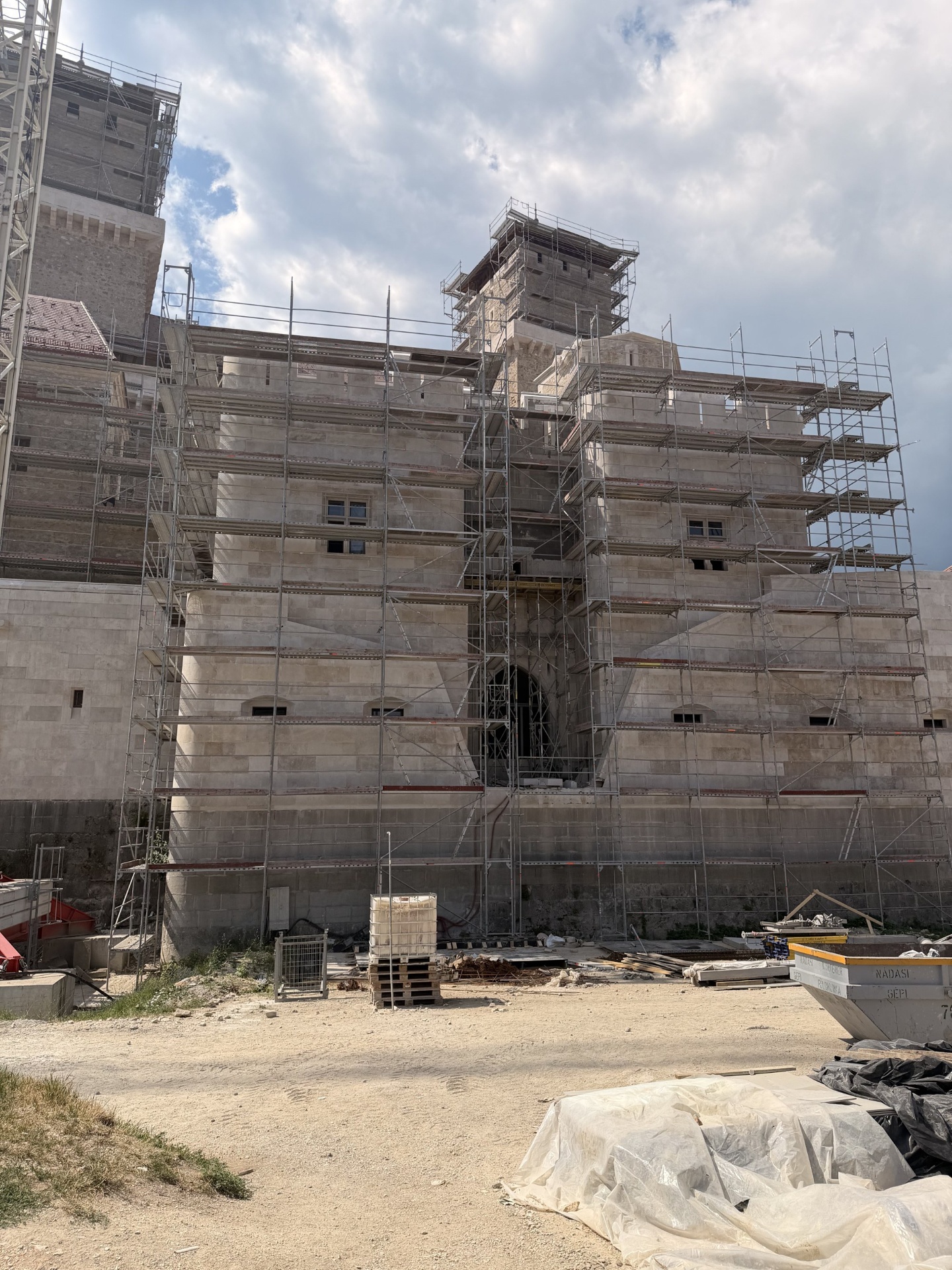 Diósgyőri vár — homlokzati állványzat, főbejárat